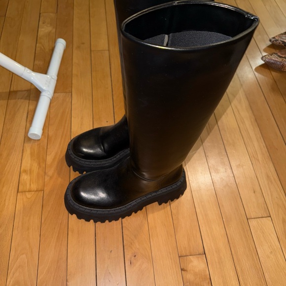 Women's Black Knee-High Boots - Picture 7 of 8